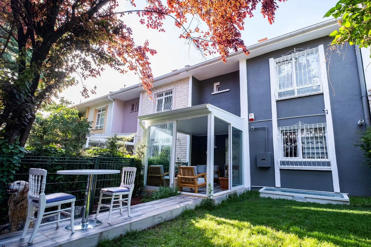 Grenada Life Ümitköy binası ve bahçesi
