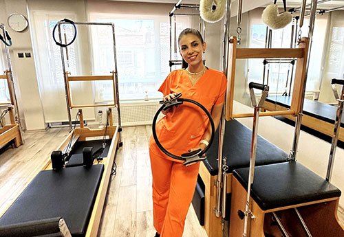 Grenada Life stüdyosunda Pilates çemberiyle fizyoterapist